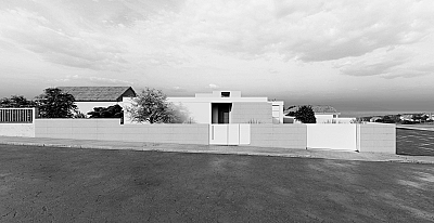 O lote de terreno localiza-se numa área residencial em S. Bernardino, Freguesia de Atouguia da Baleia e apresenta uma forma irregular com uma pende...